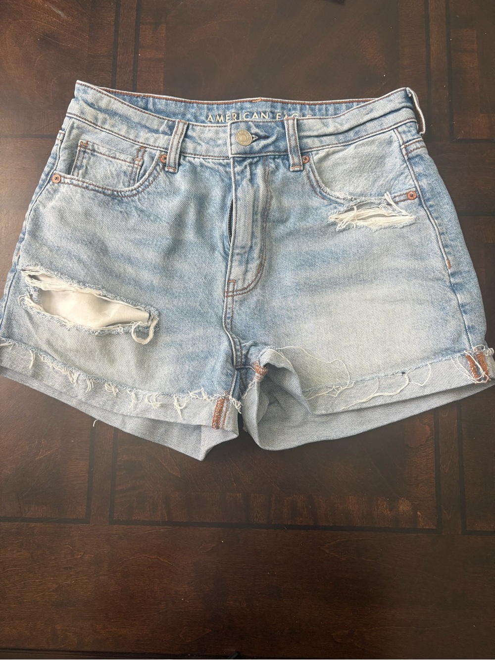 American Eagle Mom Denim Shorts Womens Size 2 Distressed Cuffed Light Wash - Picture 2 of 10